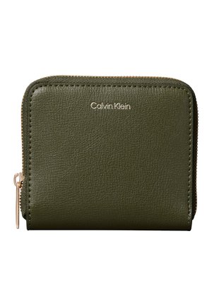 Kompakt olivengrøn læderpung med guldlås og Calvin Klein-logo prægede på forsiden.