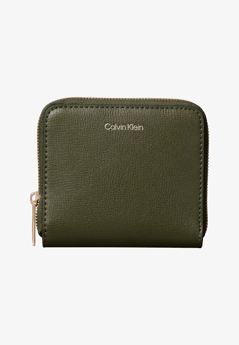 Συμπαγές πορτοφόλι από δέρμα σε ελιά πράσινο χρώμα με χρυσό φερμουάρ και ανάγλυφο το λογότυπο Calvin Klein στο εμπρόσθιο μέρος.