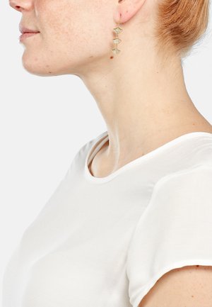 Goldohrringe mit drei kaskadierenden, blattförmigen Designs mit strukturierten Oberflächen, die an feinen Draht-Haken hängen. Einfacher und eleganter Stil.