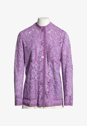 Cardigan lila de manga larga de encaje con estampado floral, cuello redondo, delantero abotonado y cuatro bolsillos parche en un torso de maniquí blanco.