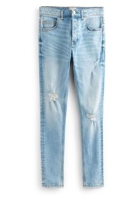 Jean en denim bleu clair à coupe slim, présentant plusieurs déchirures à l'avant, un design classique à cinq poches, et une braguette zippée standard.