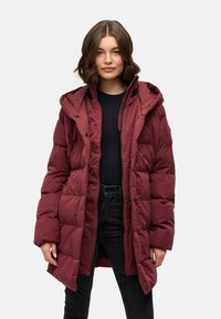 Chaqueta de plumas de color burdeos con capucha, que presenta un diseño acolchado, cremallera frontal, botones a presión y bolsillos laterales profundos. Textura suave, de longitud media.
