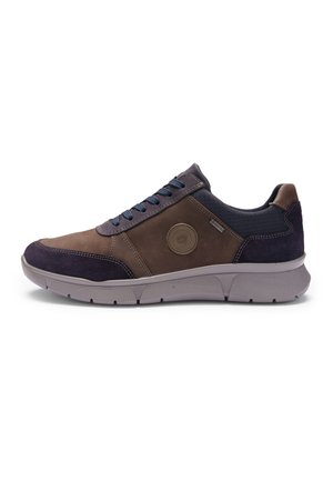 Brauner und navyblauer Herrensneaker mit Schnürverschluss, Gummisohle, Wildleder- und Stoffeinsätzen sowie einem runden Logo an der Seite.