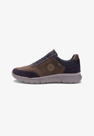 Brauner und navyblauer Herrensneaker mit Schnürverschluss, Gummisohle, Wildleder- und Stoffeinsätzen sowie einem runden Logo an der Seite.