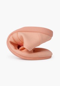 Chanclas plegables de color melocotón, con un exterior de tela suave, puntera redondeada y suela texturizada. Cuentan con una abertura elástica y acolchada para mayor comodidad.