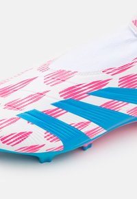 adidas Performance PREDATOR LEAGUE LACELESS FG - Scarpe da calcio per terreni duri - footwear white/solar blue/solar pink