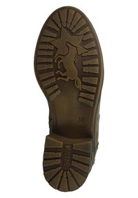 Suola di scarpa in gomma marrone con profondi modelli di battistrada, con un design di un cavallo e una stella, e la parola "MUSTANG" in rilievo vicino al tallone.