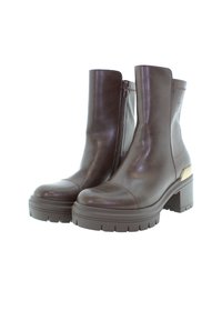 Botas de tobillo de cuero marrón con suela gruesa, cremallera lateral y un acento dorado en el talón. Textura suave con un diseño de punta redonda.