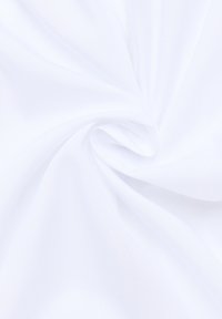 Tessuto bianco con una texture liscia, arricciato a spirale, che mostra un aspetto morbido e leggero senza motivi o dettagli visibili.