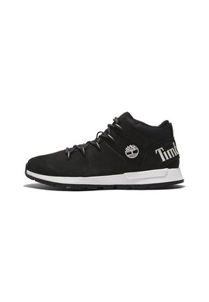 Schwarzer mittelhoher Timberland-Sneaker mit weißer Sohle, Baum-Logo an der Seite und „Timberland“-Schriftzug an der Ferse, von der Außenseite betrachtet.