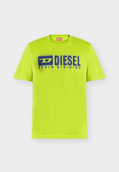 Ярка лаймено зелена тениска с къс ръкав с лого на Diesel в синьо и текст "Denim Division" отпред, показана на бял фон.
