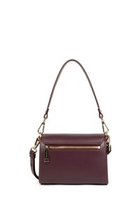 Piccola borsa a tracolla rettangolare in pelle di colore viola scuro con cerniera dorata e due tracolle removibili, una corta e una lunga.