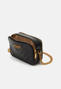 Borsa a tracolla nera trapuntata con hardware dorato, dotata di chiusura a doppia zip, dettaglio del logo e una tracolla a catena per maggiore praticità.