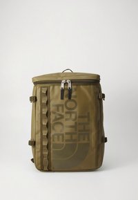 Ruksak boje maslinasto zelene sa zaobljenim oblikom, izrađen od izdržljivog materijala, s prednjim patentnim zatvaračem, bočnim remenjem i velikim tiskom logotipa.