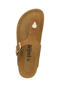 Bruine leren sandaal met verstelbare gesp en ronde metalen accent, voorzien van een gepolsterde binnenzool en een gestructureerde voetbed. Merkllogo zichtbaar.