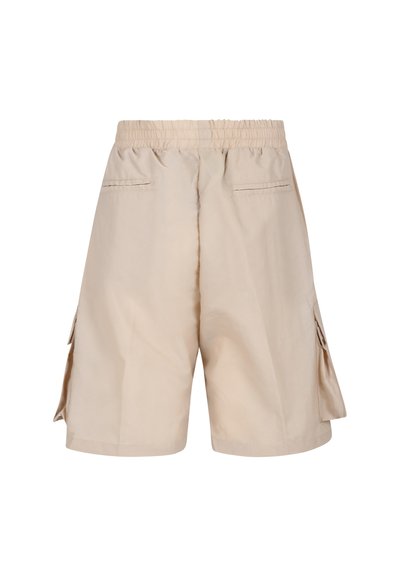 Pantaloni cargo beige con cintura elastica, due tasche laterali e due tasche posteriori. Tessuto liscio con una vestibilità rilassata e design lungo fino al ginocchio.