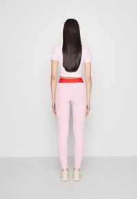 adidas Originals Legíny - kalhoty  - pink