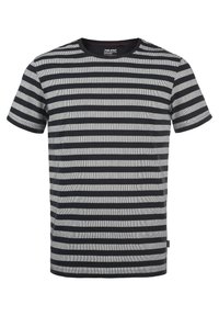Grå T-skjorte med horisontale sorte striper, korte ermer, rund hals og myk tekstur. Merket er synlig ved kanten.
