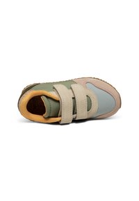 Multifarvet sneakers med grønne, blå og beige læderpaneler, der har to velcro-stropper, en tekstureret overflade og en gummisål.