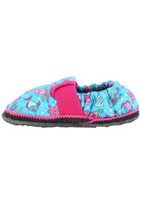 Blauwe stoffen slippers met een roze klittenbandsluiting, voorzien van patronen van zeedieren en stippen. Zachte, pluche textuur, grijze zool.