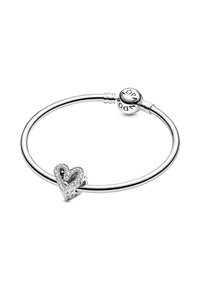 Silberarmband mit einem herzförmigen Anhänger, der ein glitzerndes Design aufweist. Der Anhänger ist mit funkelnden Akzenten und einem Perlenverschluss detailliert.