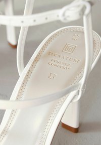 Next SIGNATURE STRAPPY  REGULAR FIT - Korolliset sandaalit - white