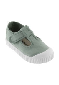 Scarpa in tela verde menta con punta e suola in gomma bianca. Presenta una chiusura in Velcro e un design arrotondato. Superficie texturizzata per una migliore aderenza.