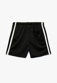 Sorte atletiske shorts med en glat tekstur, der har hvide sidelister, elastisk talje og en baglomme. Enkel design og funktionel.