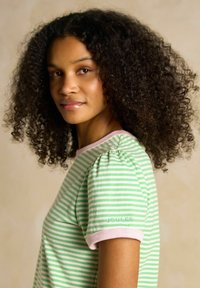 Roheline ja valge triibuline lühikeste varrukatega T-särk puffvarrukatega ja roosa äärisega, millel on varrukal roheliselt broderitud "JOULES".