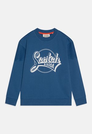 Sweatshirt azul com mangas longas, punhos canelados e decote redondo. Apresenta um logótipo branco proeminente na frente.