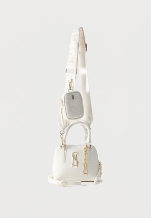 Sac à main en cuir blanc avec logo doré et détails en chaîne, équipé d'une bandoulière blanche détachable et d'une petite pochette texturée attachée.