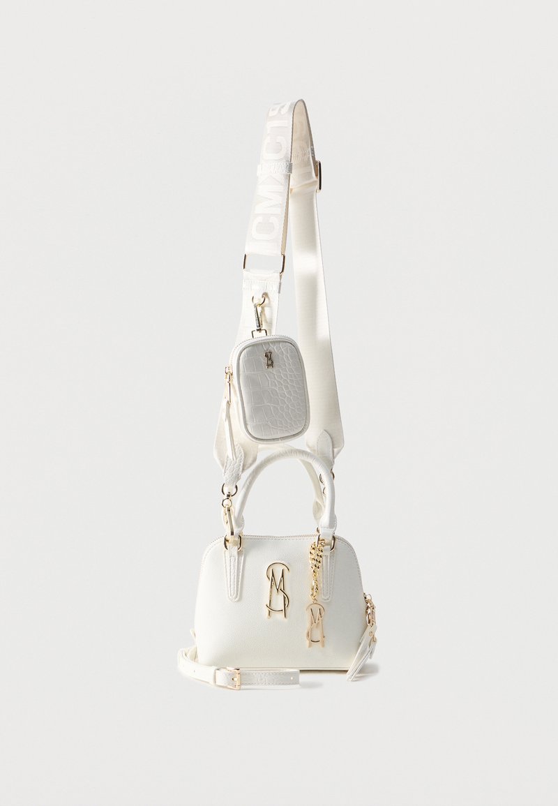 Sac à main en cuir blanc avec logo doré et détails en chaîne, équipé d'une bandoulière blanche détachable et d'une petite pochette texturée attachée.
