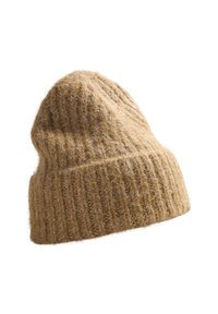 Beige gebreide beanie muts met een geribbelde textuur, voorzien van een omgeslagen rand. Gemaakt van een wolmix, heeft het een zachte, fuzzy uitstraling.