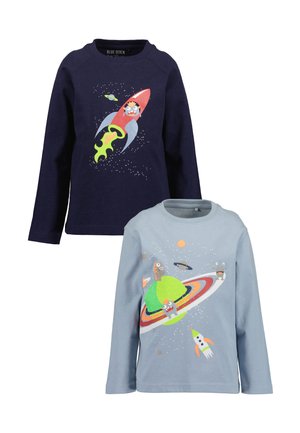 Dwie dziecięce koszulki z długim rękawem, granatowe z czerwoną rakietą i potworem, jasnoniebieskie z ilustracjami planet, kosmitów i rakiety.