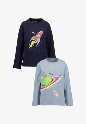 Dwie dziecięce koszulki z długim rękawem, granatowe z czerwoną rakietą i potworem, jasnoniebieskie z ilustracjami planet, kosmitów i rakiety.