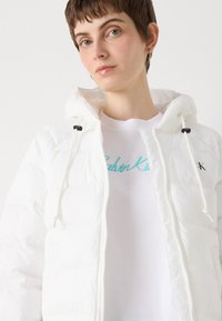 Calvin Klein Jeans LIGHTWEIGHT LOGO PUFFER - Zimná bunda - snow white