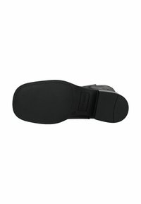 Suela de bota de cuero negro con superficie de goma texturizada, puntera reforzada y bordes lisos. Presenta un tacón plano con un sutil detalle de marca.