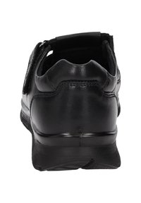 Zwarte leren schoen met een gestructureerde afwerking, gevoerde achterkant en zijkanten, en een flexibele rubberen zool. Voorzien van een ritssluiting voor gemakkelijk aan- en uittrekken.