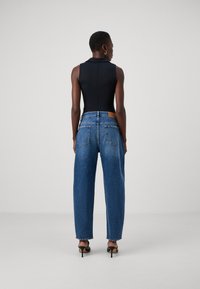 7 for all mankind JAYNE TAPERED SANTA CRUZ - Laisvo kirpimo džinsai - mid blue