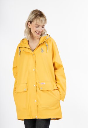 Geel waterdichte regenjas met capuchon, voorzien van zilveren hardware, twee voorzakken en een subtiele logo-accent. Soepele textuur.