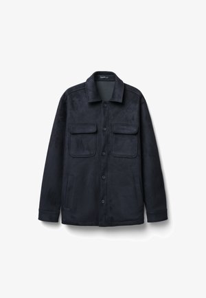 Giacca blu scuro realizzata in morbido tessuto spazzolato. Presenta un colletto, chiusura frontale con bottoni, due tasche sul petto e tasche laterali con fessura.
