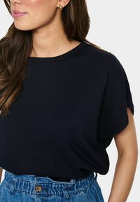 Námořnické tričko s krátkým rukávem a jemným žebrováním, s kulatým výstřihem, spárované s džínovými kraťasy s vysokým pasem a elastickým pasem na knoflík.