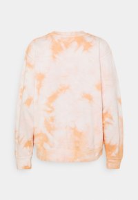 Sweat-shirt à manches longues col rond avec un motif tie-dye doux orange et blanc, vu de dos sur un fond uni.