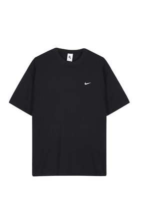 Svart Nike t-shirt i bomull med rundad halsringning och korta ärmar. Inkluderar en liten vit Nike-logga på vänster bröst.