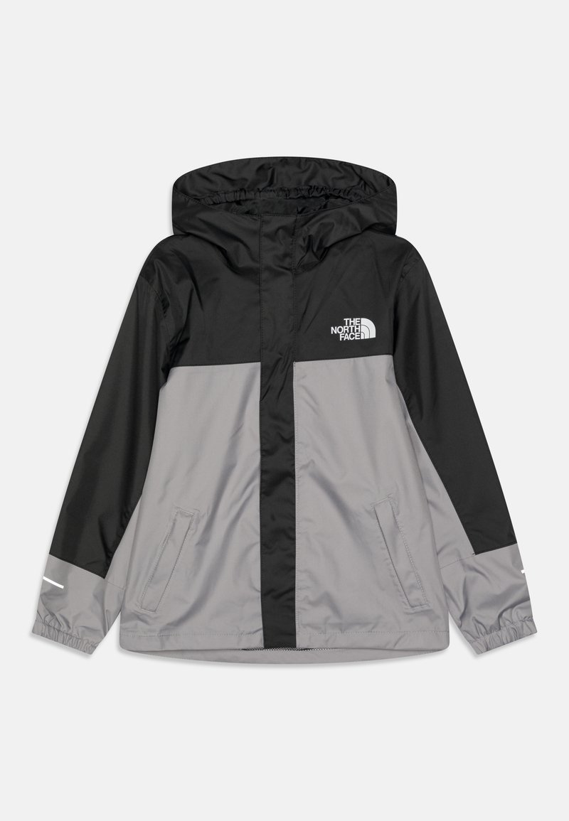 Veste imperméable en tissu noir et gris, avec une fermeture éclair à l'avant, une capuche, deux poches latérales et des accents de logo sur la poitrine et la manche.