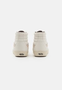 Visoke patike od svijetlosive kože s podstavljenim ovratnicima i bež naglascima, s bijelim gumennim đonom i Vans oznakom na peti.