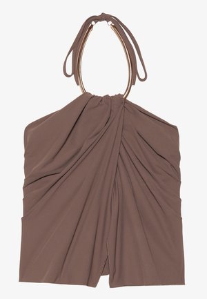 Brun stofftopp med samlet drapering og et unikt halterneck-design. Har en jevn tekstur og en elegant silhuett.