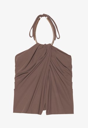 Smeđi materijal s nabranim drapiranjem i jedinstvenim halter vratom. Ima glatku teksturu i elegantan siluetu.