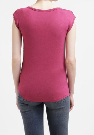 Camiseta de algodón fucsia de manga corta y cuello redondo. Presenta un dobladillo curvado y una textura suave con un ligero estiramiento. Costuras de hombro reforzadas.