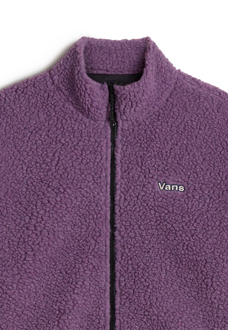 Lila Fleecejacke mit hohem Kragen, schwarzem Reißverschluss und Vans-Logo. Strukturiertes, weiches Material mit enger Passform.